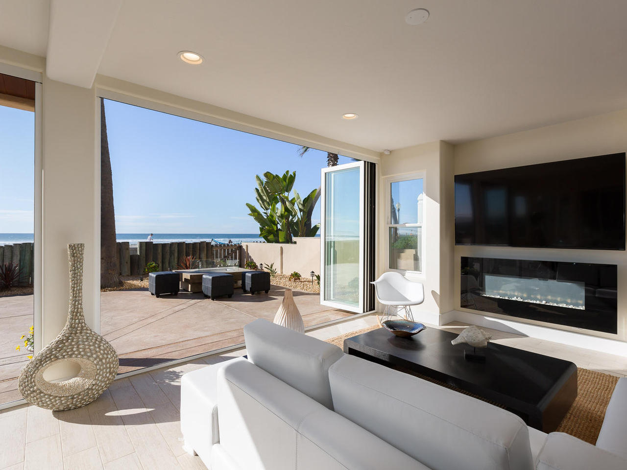 Playa Patio Living Room, Oceanfront Luxury Vacation Rental in San Diego